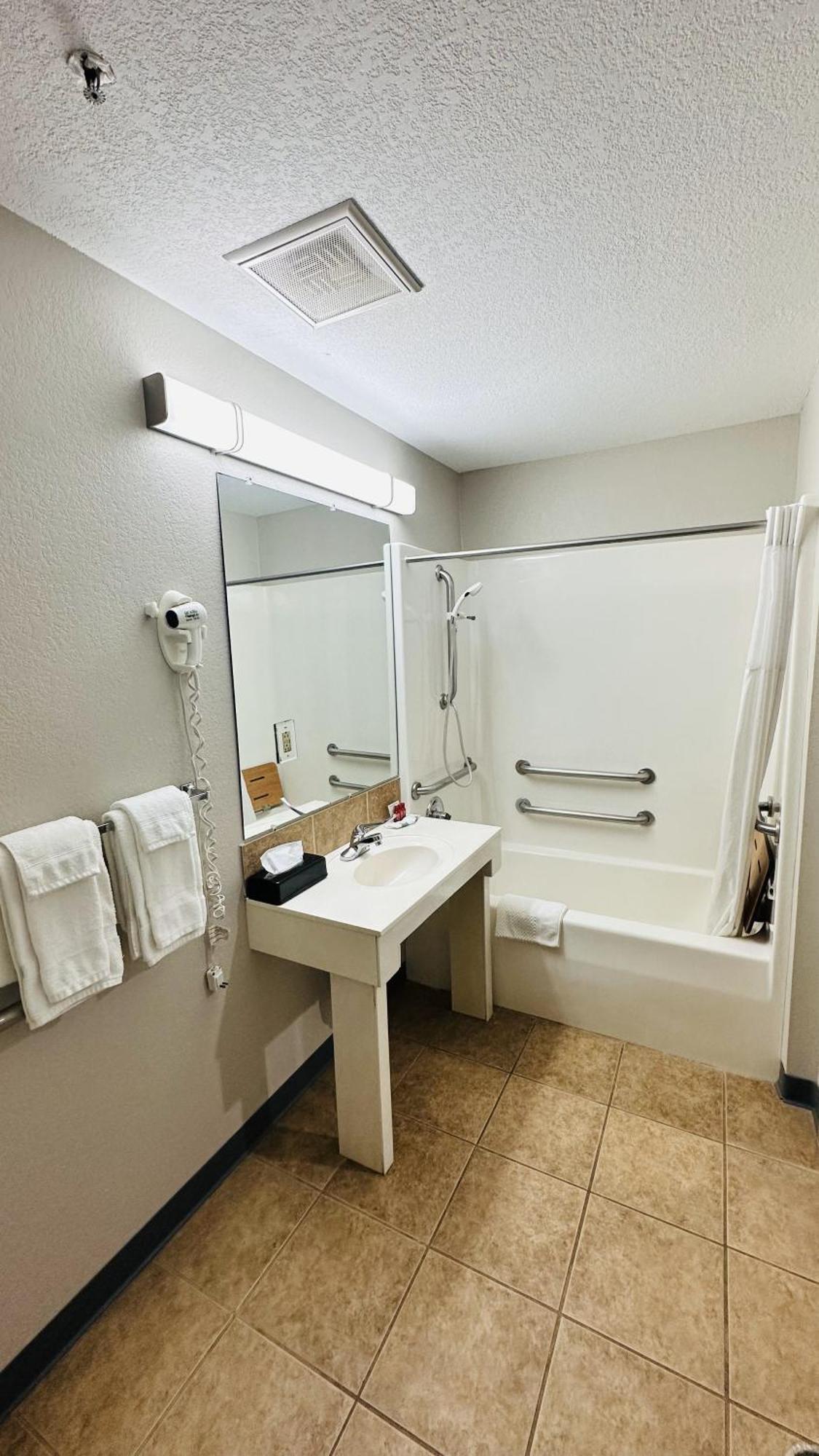 Days Inn & Suites By Wyndham Wynne Szoba fotó